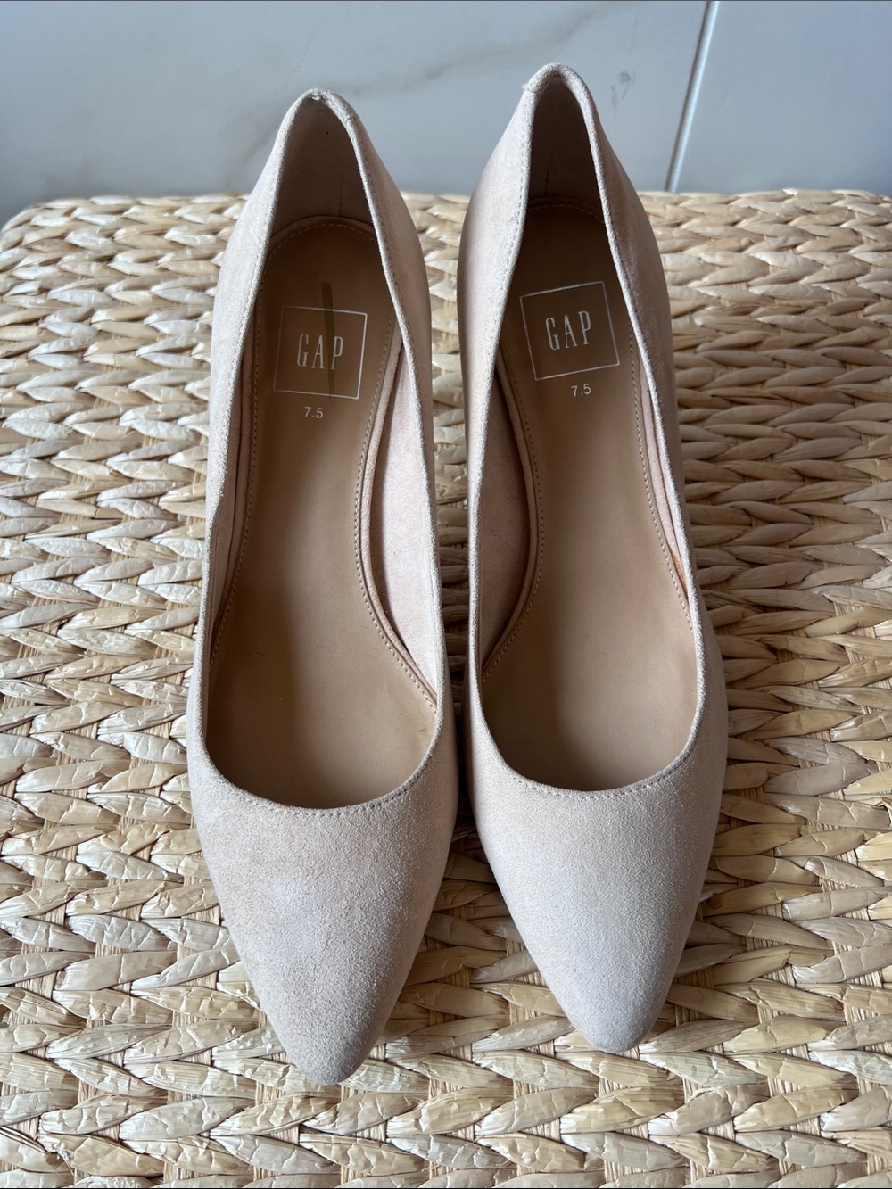 GAP Women's Beige suede Pointed-Toe Pumps size 7 1/2  7.5